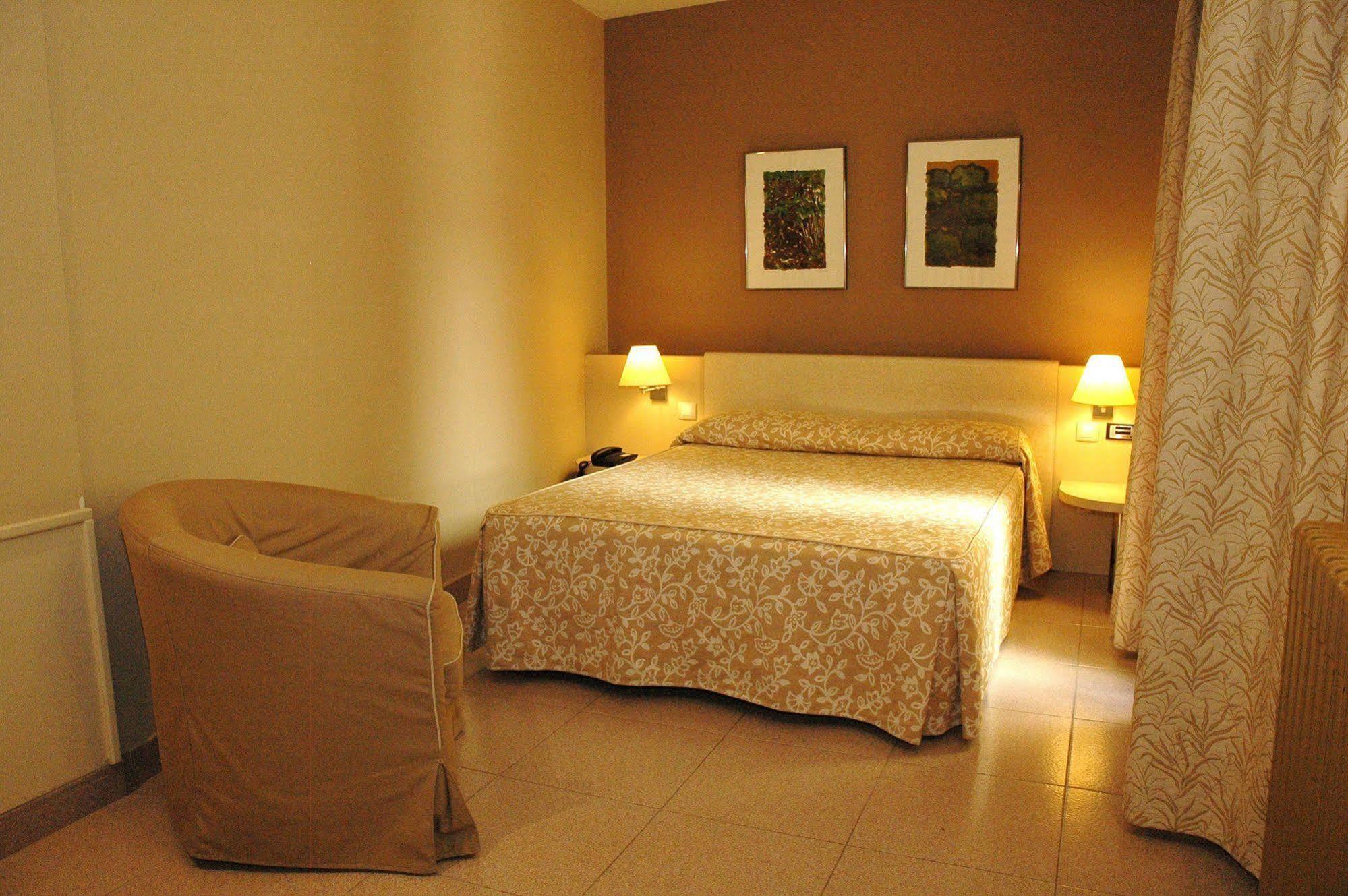 Hotel Rio Arga Сарагоса Екстер'єр фото